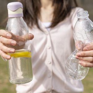 Alasan Mengapa Botol Kaca Lebih Baik daripada Plastik